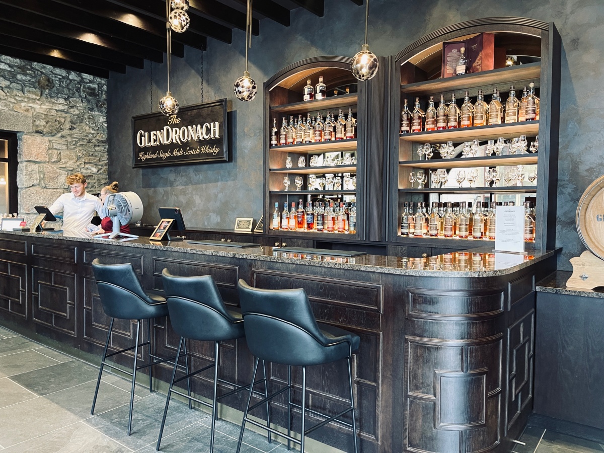 蘇格蘭酒廠之旅 – Glendronach Distillery - 第10張圖 很喜歡Glendronach遊客中心裡的吧台~