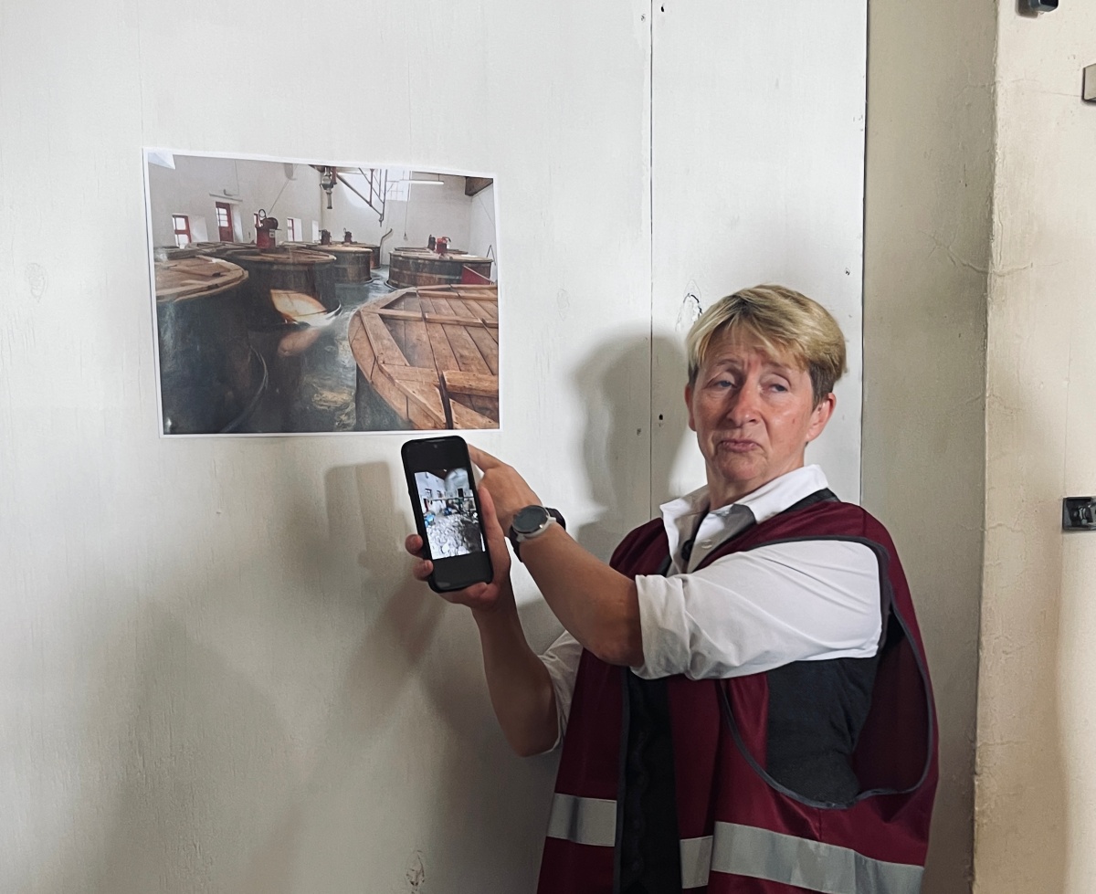 蘇格蘭酒廠之旅 – Glendronach Distillery - 第4張圖 Lizzy showing the new washback to us