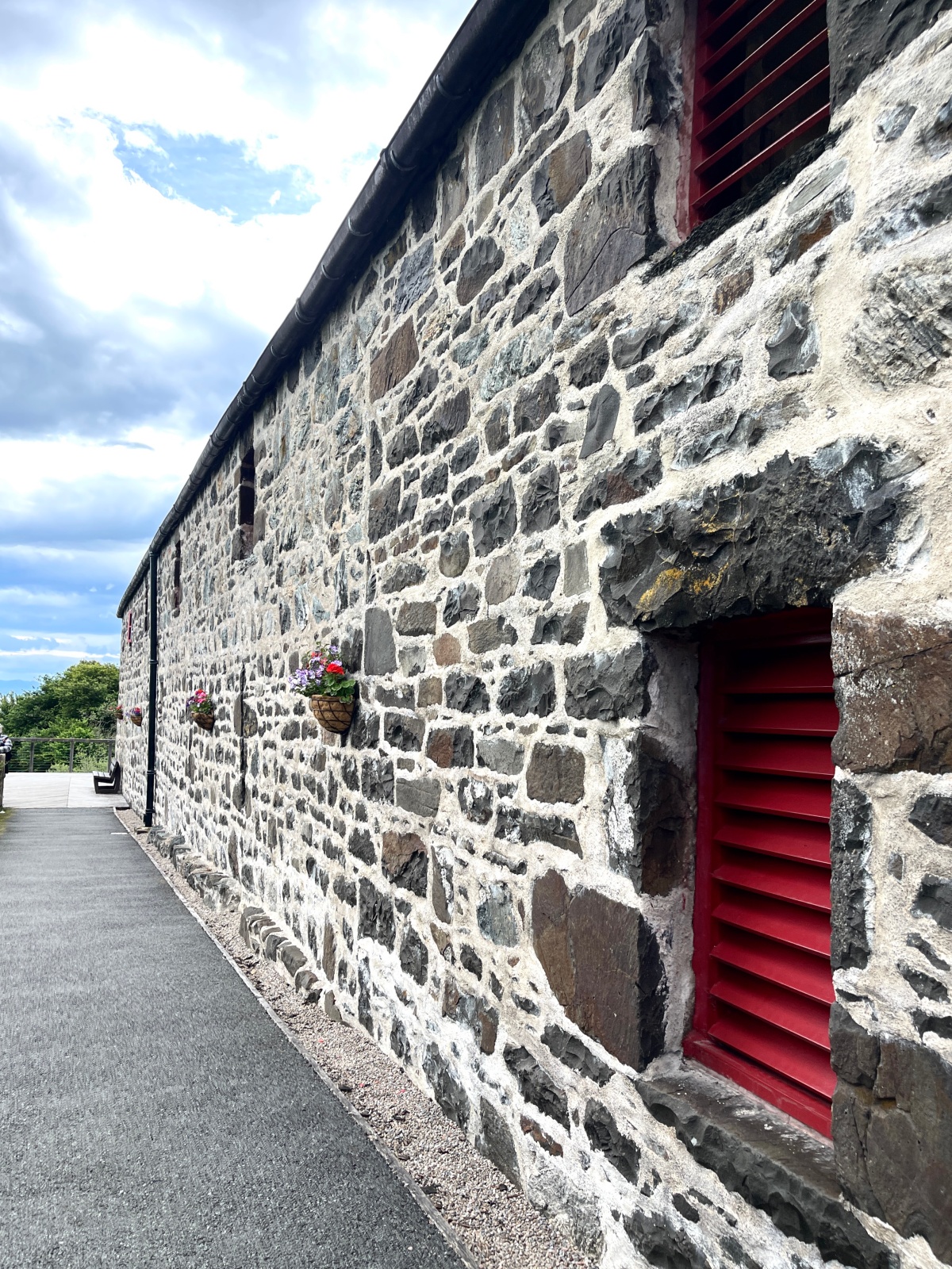 蘇格蘭酒廠之旅 – Torabhaig Distillery - 第5張圖 The stone wall of Torabhaig Distillery