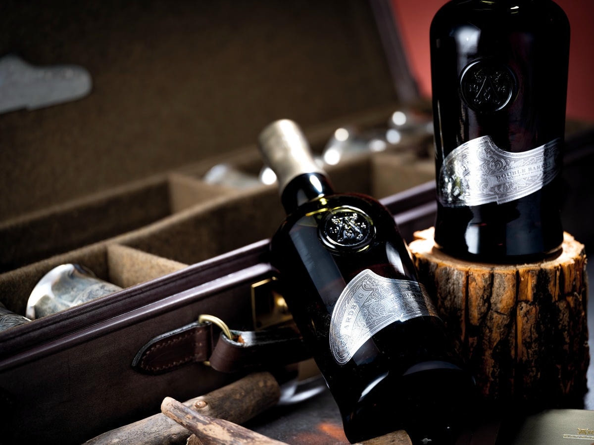 2007年10月，Ardbeg酒廠推出了以英式貴族狩獵活動為設計藍本的Ardbeg Double Barrel雙管來福槍組， 酒液一共來自六個1974年蒸餾的單一橡木桶酒款，兩兩一組於不同市場發售，全球三種組合共推出250組。(圖片來源：羅芙奧尊釀雲集)