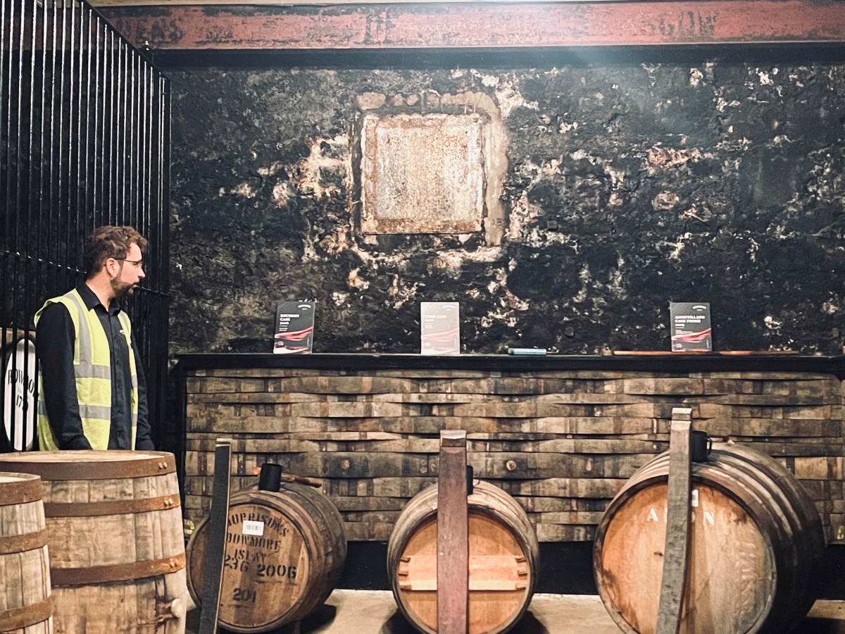 蘇格蘭酒廠之旅 – Bowmore Distillery - 第7張圖 由於海風和海浪有時過於強勁,因此酒窖目前的窗戶全部都封了起來