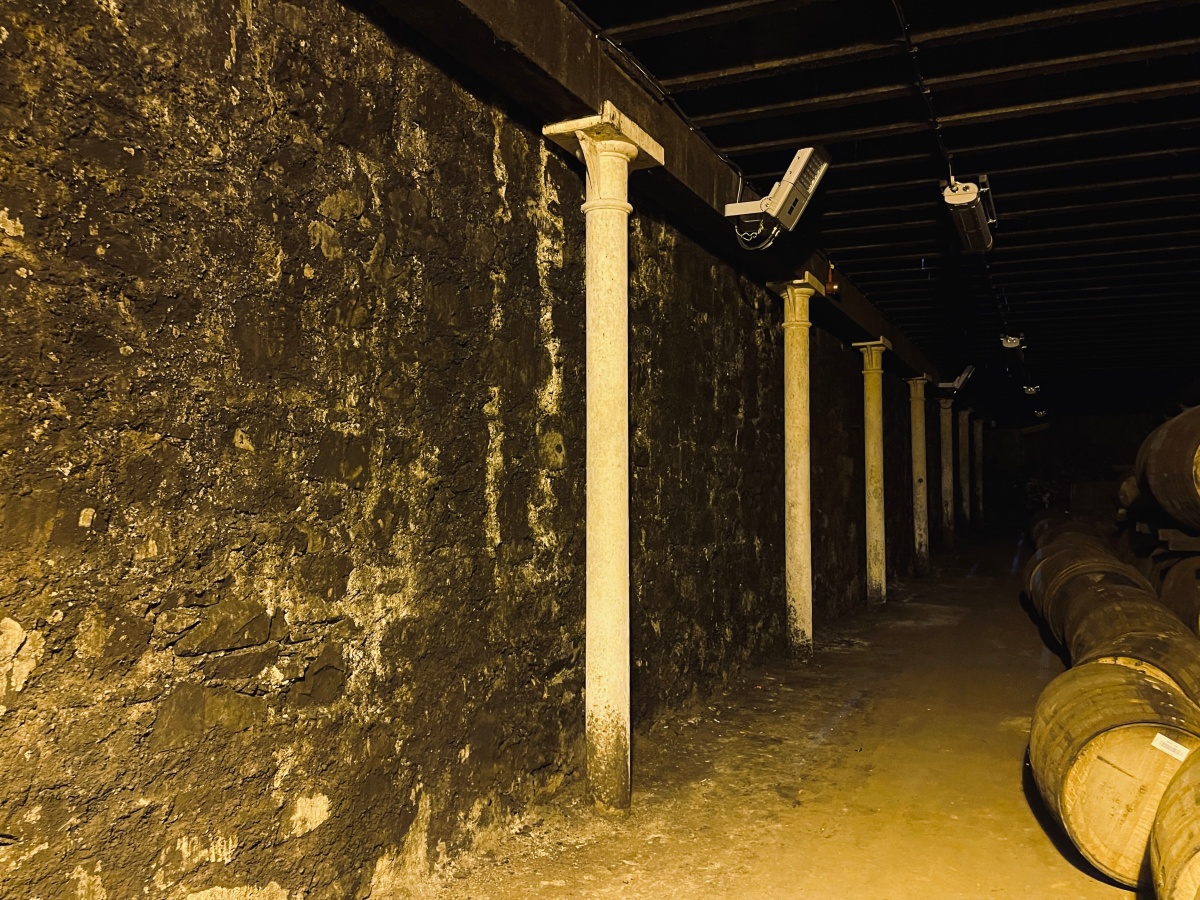 蘇格蘭酒廠之旅 – Bowmore Distillery - 第5張圖 看看這牆面~ 可以完全感受到酒窖的潮濕和歲月