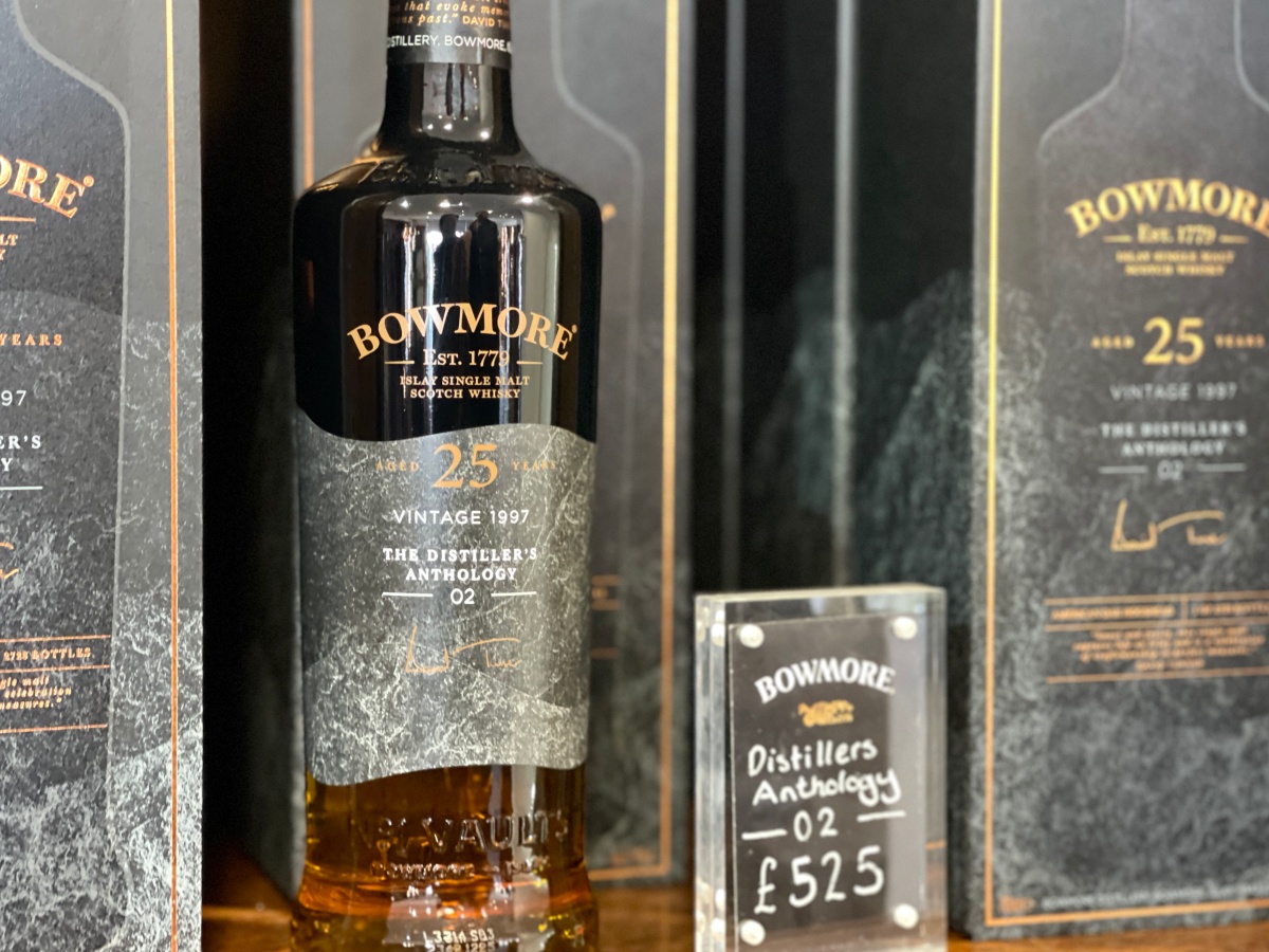 蘇格蘭酒廠之旅 – Bowmore Distillery - 第11張圖 Bowmore 25 Years Old Distiller’s Anthology Batch 2