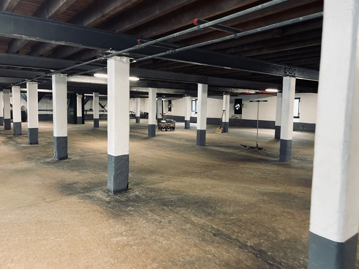 蘇格蘭酒廠之旅 – Laphroaig UISAGE Tour - 第3張圖 Traditional Floor Malting at Laphroaig