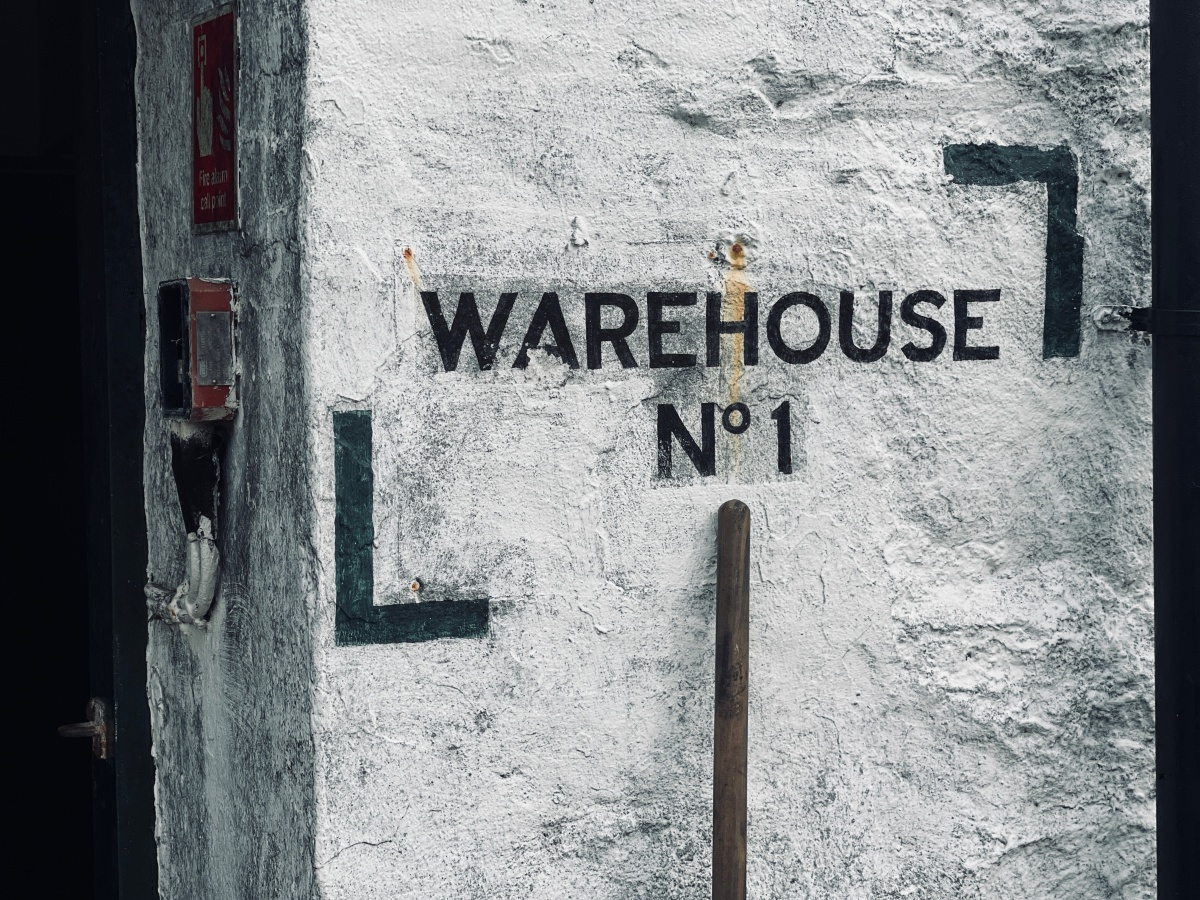 蘇格蘭酒廠之旅 – Laphroaig UISAGE Tour - 第13張圖 來到遊客中心對面的Warehouse No.1