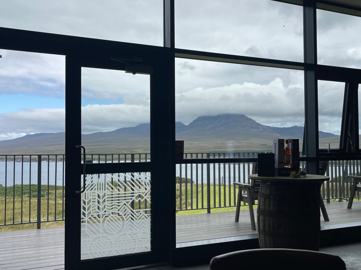 來這邊品飲不僅空間舒適，view也很棒。