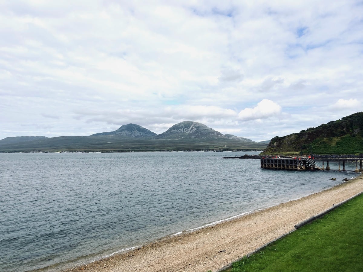 緊臨海灣的Bunnahabhain Distillery