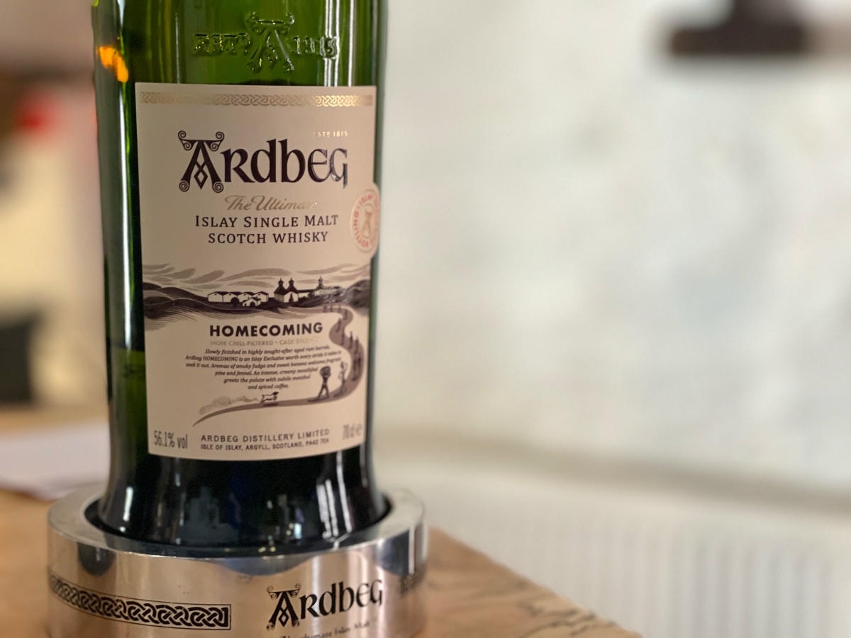 Ardbeg Homecoming (56.1%, 03.02.2025裝瓶）當前的酒廠限定酒款，訂價120英鎊