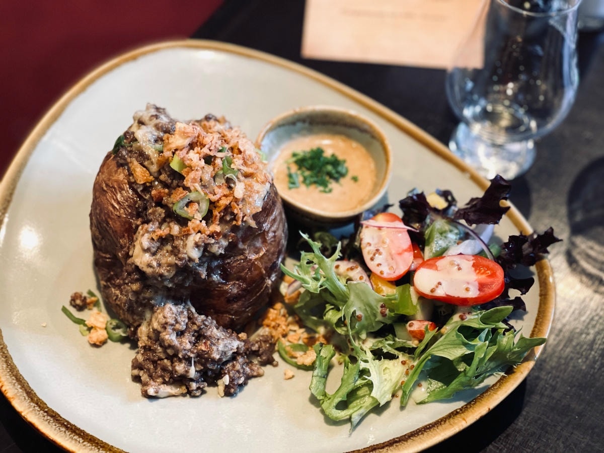 Filled Baked Potatos - 1842 Melt (Haggis whisky sauce & cheese)  8.95英鎊