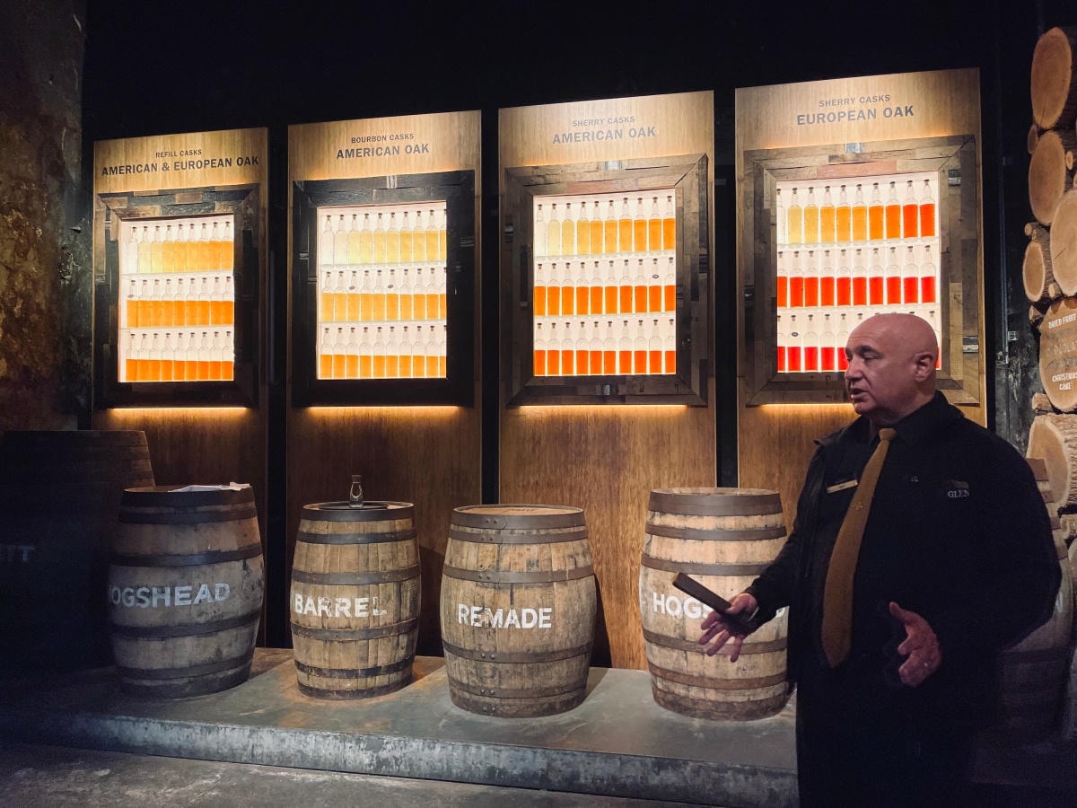 不同橡木桶對酒色的影響，瓶子的水位高度同時代表陳放1-29年後的自然蒸發比重