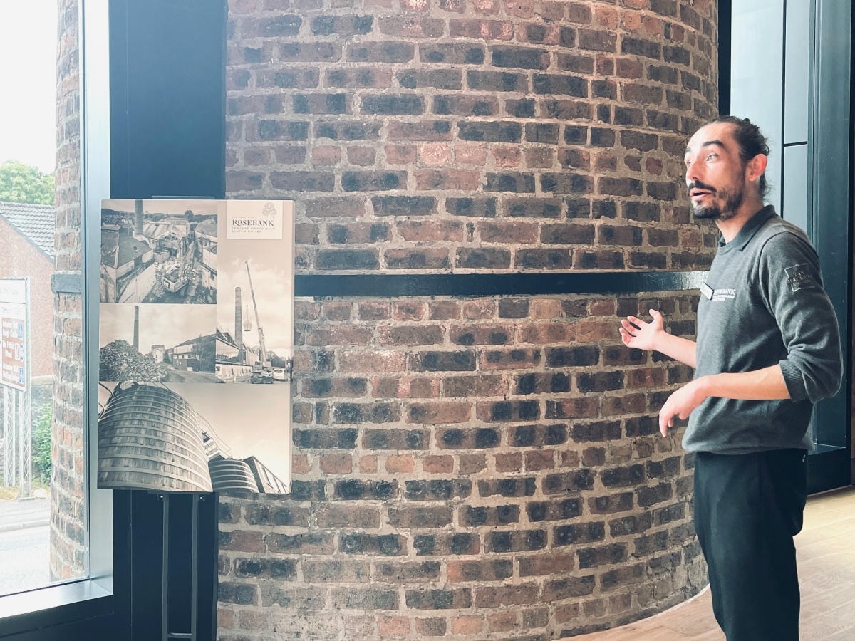 Rosebank新廠保留了舊廠時期高聳的煙囪