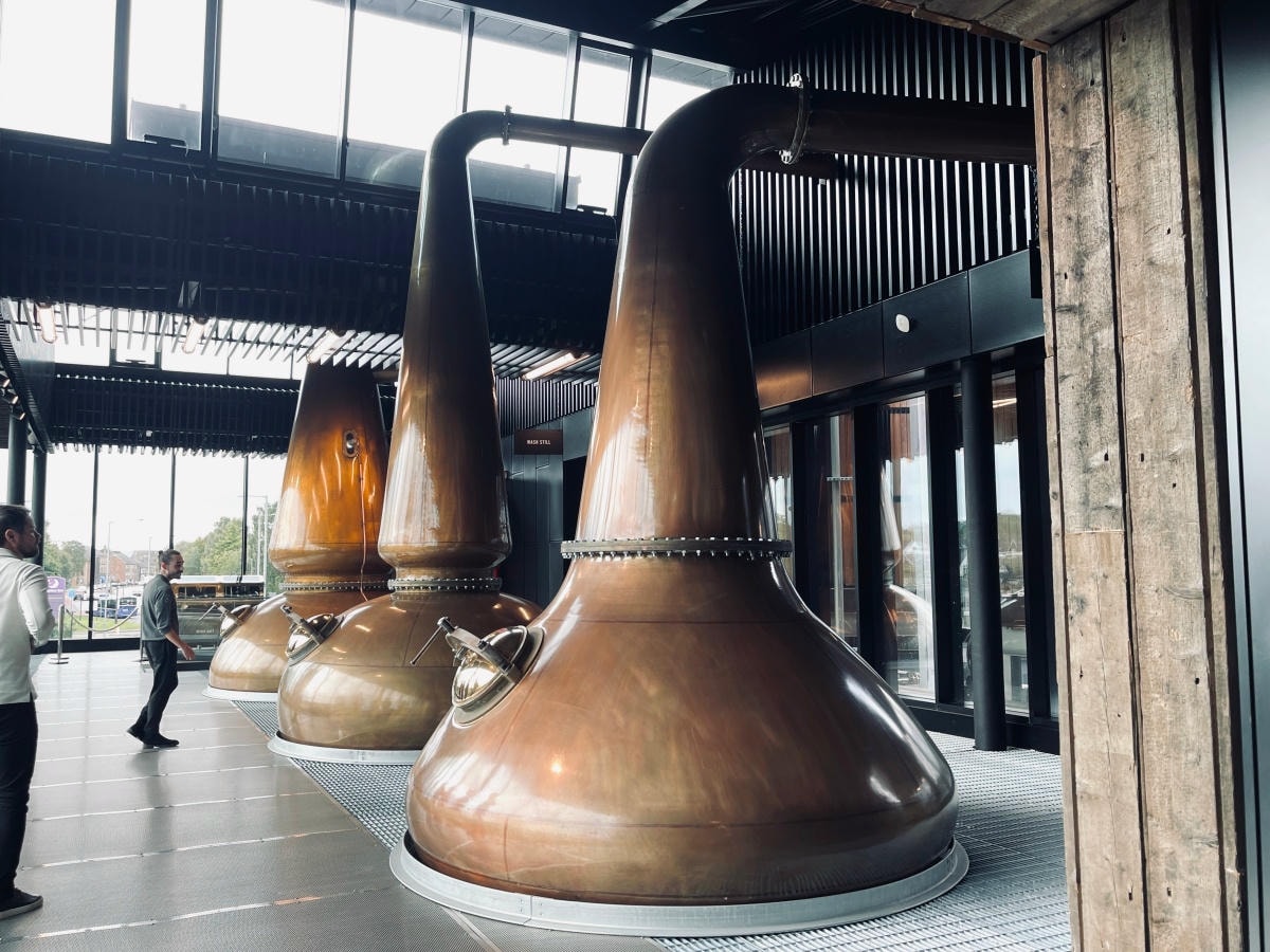 瘦長的二次蒸餾器(Intermediate Still)和相對矮胖的三次蒸餾器(Spirit Still)