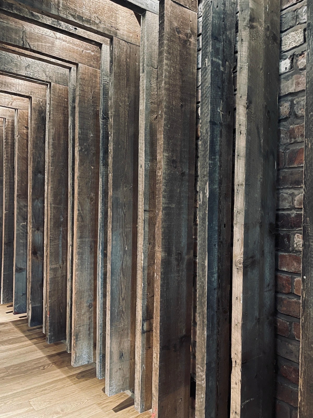 舊廠拆除時的木頭沒有浪費，很多都被用在新建築物內部作為裝飾