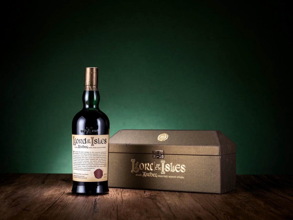 「島王Lord of the Isles」於2001年首度推出，使用1976年與1977年間蒸餾的酒液勾兌而成。自2001年開始至2007年間推出數個批次。有著熟蘋果和熱帶水果豐滿的果香，平衡甜美的泥煤和煙燻風味，以及超長的尾韻，是酒廠最經典且最受到艾雷老饕們喜愛的作品之一。(圖片來源：羅芙奧尊釀雲集)