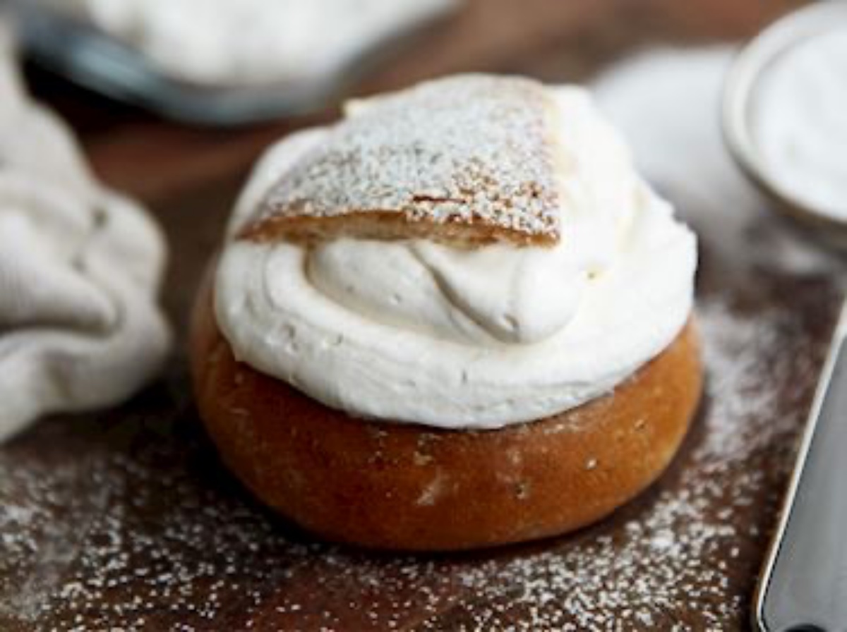 以荳蔻麵包夾上杏仁醬與鮮奶油的瑞典泡芙Semla (Photo from Tasteatlas)