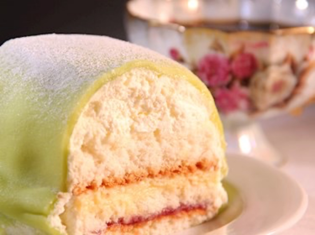外層包裹著綠色的杏仁糖皮，內層由海綿蛋糕、覆盆子果醬、香草卡士達醬和大量的鮮奶油層層堆疊而成的公主海綿蛋糕Prinsesstårta (Photo from Tasteatlas)
