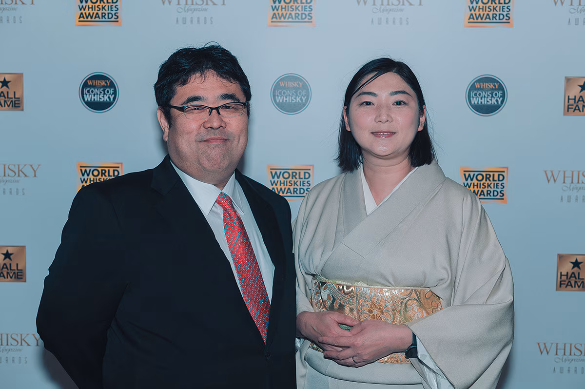 聽到那句「乾脆自己做吧~!」就隱約感受到這位太太很不一般~~，果然，堂田的妻子並非普通角色，她是日本印章業界最大企業—大谷股份有限公司的現任社長，一個以印章事業聞名全國、同時以積極聘用身心障礙者著稱的企業。龜田蒸溜所本身，正是大谷企業體的一部分，因此蒸溜所落腳於新潟市龜田工業區、就設在印章工廠的一角。如此有背景有底氣，難怪能這麼隨性地講出這麼霸氣的話語!! (Photo:https://www.ntt.com/bizon/d/00536.html)