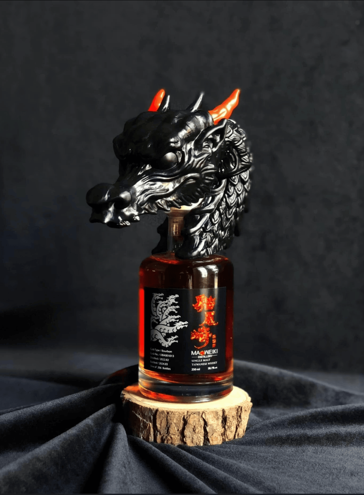 不在山谷河畔也能釀出風景 — 貓尾崎 MAOWEIKI蒸溜所 - 第8張圖 貓尾崎 X DemonCraft 「八岐大蛇」波本單桶威士忌 (圖片來源:貓尾崎官網)