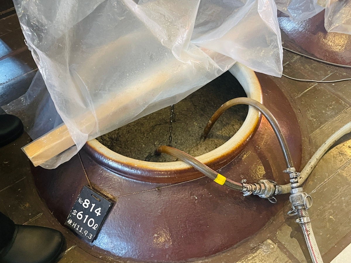小正日置蒸溜藏&嘉之助蒸溜所 (中) – 帶著燒酎DNA的威士忌 - 第4張圖 加入地瓜泥,進行二次仕込