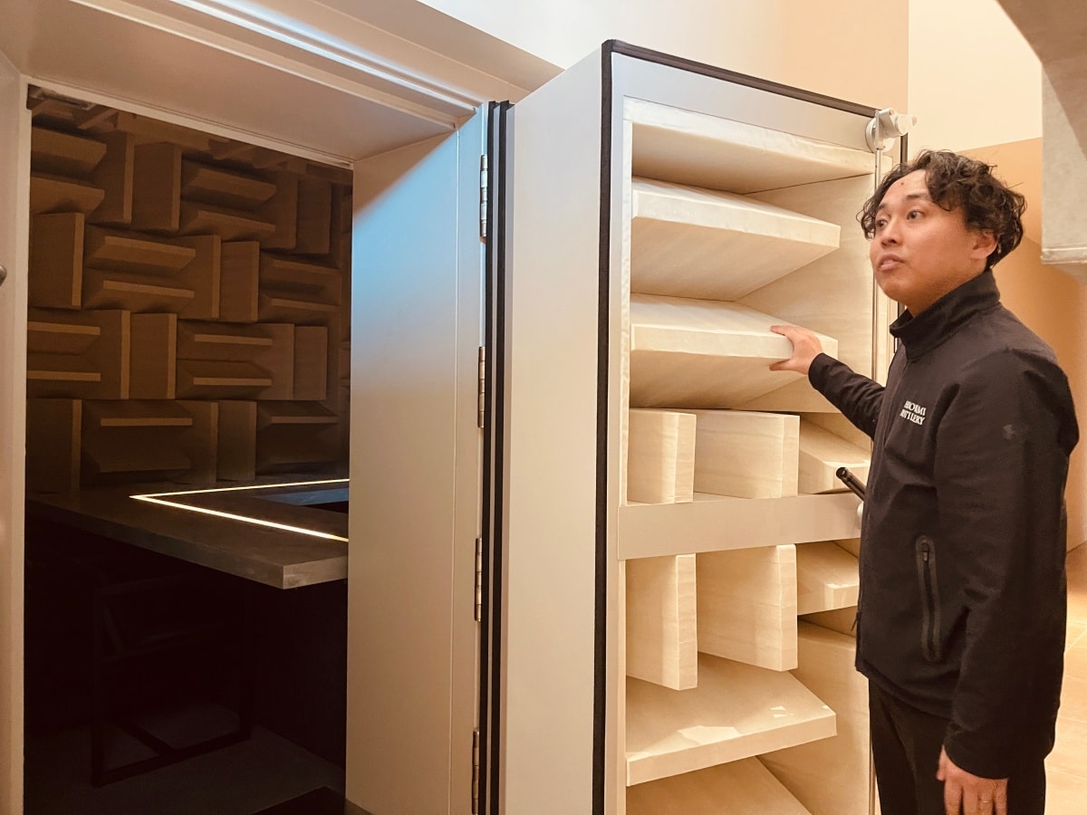 鹿兒島火の神蒸溜所 (下) — 製酒工藝與無聲的感官實驗 - 第12張圖 火之神蒸溜所的無響室,可以從這邊看到門與牆壁的厚度