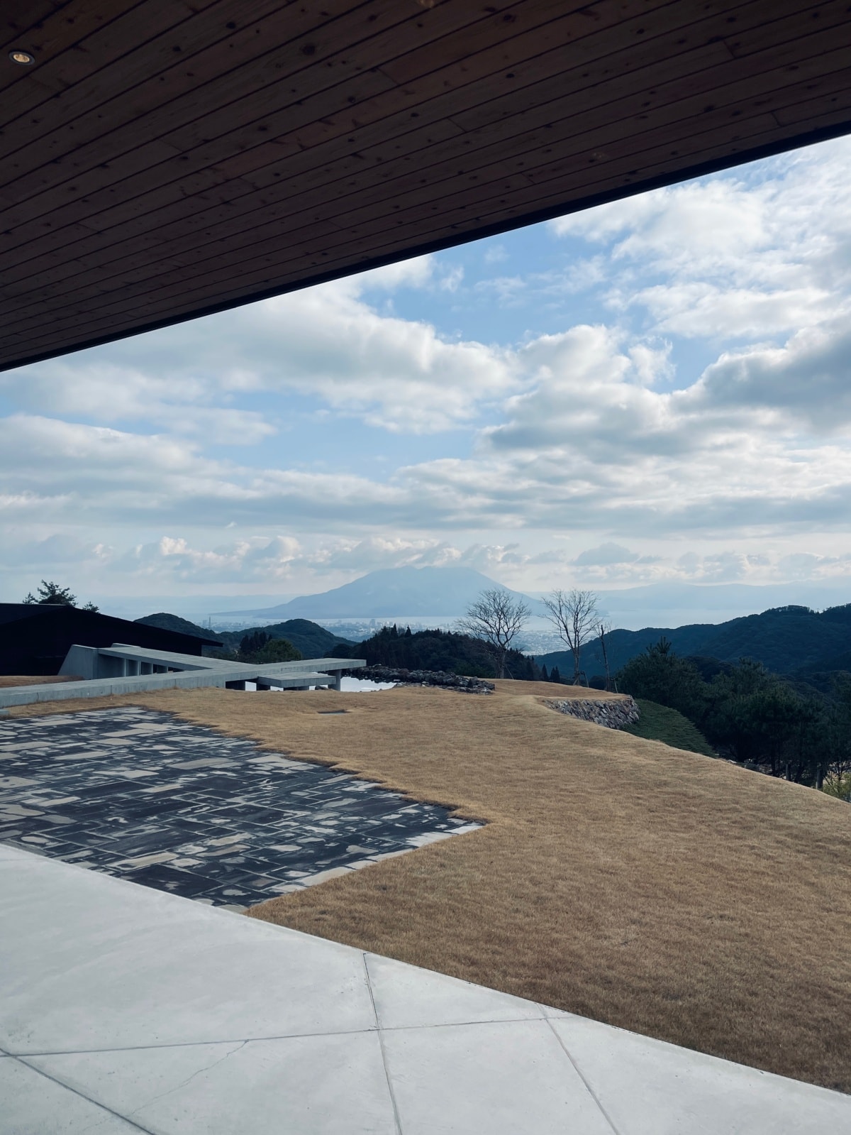 御岳蒸留所落地窗望出去的櫻島景緻