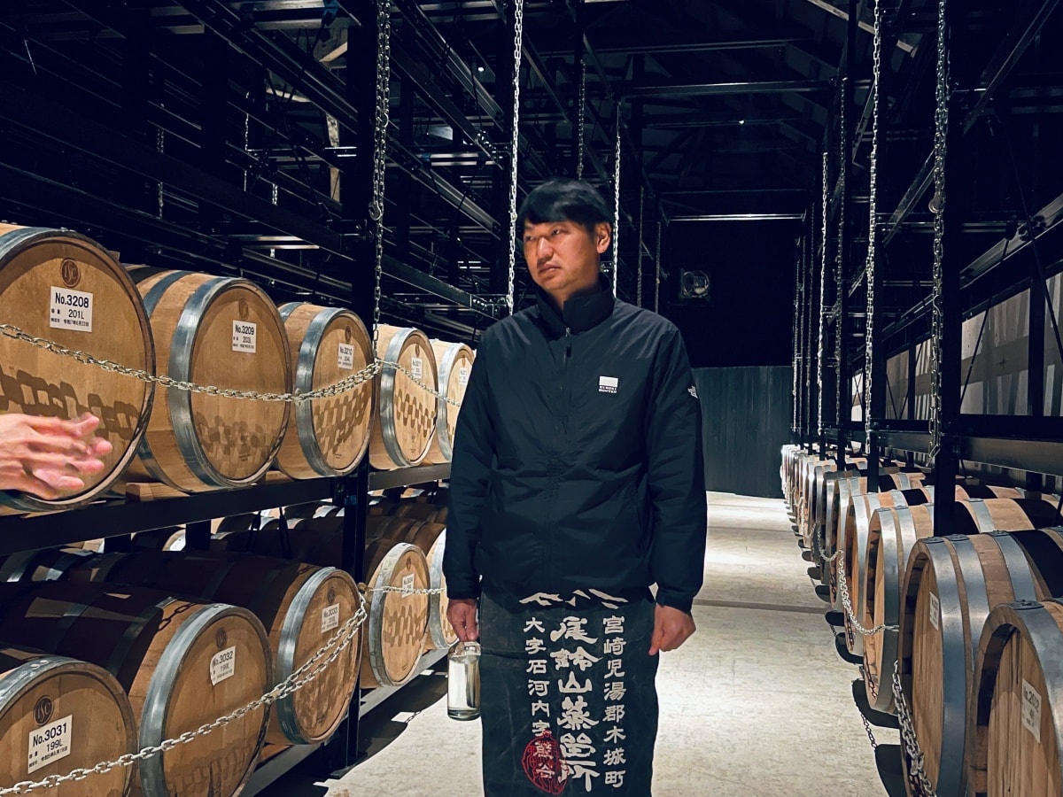 尾鈴山蒸留所中的威士忌熟成倉庫，圖中為現任社長黑木信作先生