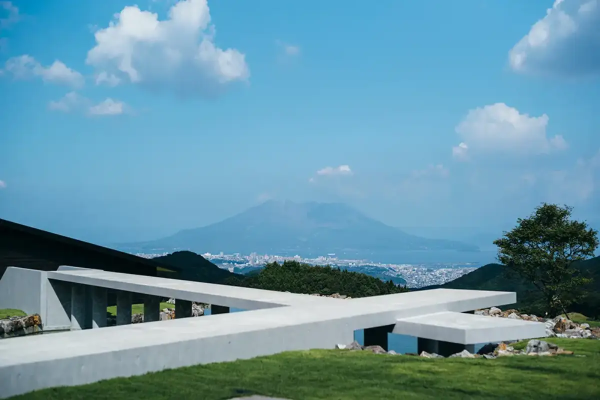 御岳蒸留所外的櫻島景緻 (圖片來源：西酒造株式会社官網)